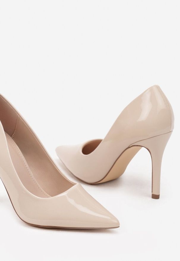 Renee - Beżowe Szpilki Lakierowane w Klasycznym Stylu Rotina. Okazja: na co dzień, na randkę, na spotkanie biznesowe. Nosek buta: szpiczasty. Kolor: beżowy. Materiał: lakier. Obcas: na szpilce. Styl: klasyczny. Wysokość obcasa: średni