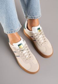 Born2be - Beżowo-Zielone Sneakersy na Platformie z Minimalistycznymi Przeszyciami Teritha. Nosek buta: okrągły. Zapięcie: sznurówki. Kolor: beżowy. Materiał: syntetyk, nubuk. Obcas: na platformie. Wysokość obcasa: niski