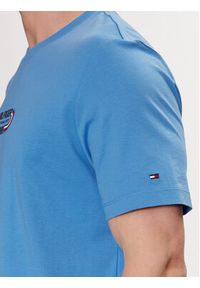 TOMMY HILFIGER - Tommy Hilfiger T-Shirt Track Graphic MW0MW34429 Niebieski Regular Fit. Kolor: niebieski. Materiał: bawełna