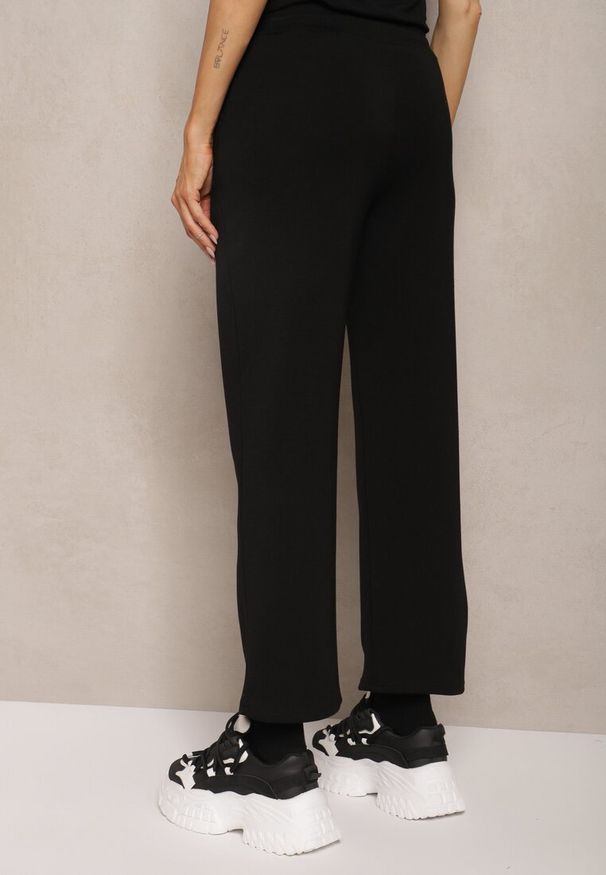 Renee - Czarne Spodnie Dresowe o Prostym Kroju z Gumką w Pasie i Kieszeniami Tiaris. Okazja: na co dzień. Stan: podwyższony. Kolor: czarny. Materiał: dresówka. Styl: elegancki, casual