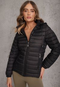 Renee - Czarna Pikowana Kurtka Przejściowa z Kapturem z Możliwością Odpięcia Feziel. Typ kołnierza: kaptur. Kolor: czarny. Materiał: jeans. Styl: elegancki #7