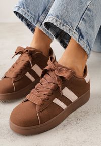 Born2be - Brązowo-Białe Sneakersy z Ozdobnymi Naszywkami z Boku Galdexis. Okazja: na spacer, na co dzień. Kolor: brązowy. Wzór: aplikacja. Sport: turystyka piesza #2