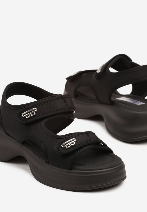 Renee - Czarne Sandały na Platformie w Sportowym Stylu Ciarivianne. Okazja: na co dzień. Zapięcie: rzepy. Kolor: czarny. Materiał: jeans. Obcas: na platformie. Styl: sportowy