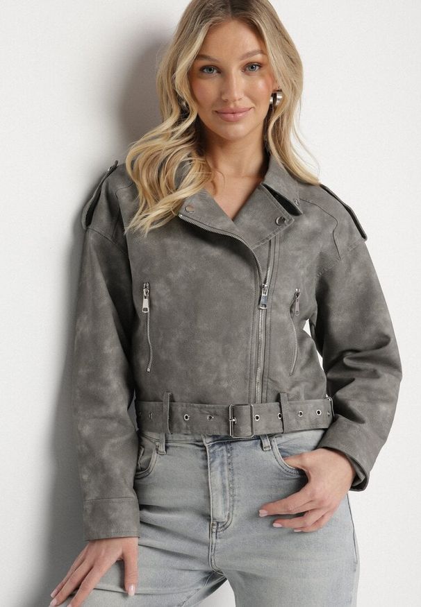 Born2be - Ciemnoszara Kurtka Ramoneska z Ozdobnym Paskiem Sesanoria. Okazja: na co dzień. Kolor: szary. Materiał: jeans. Długość rękawa: długi rękaw. Długość: krótkie. Styl: casual, elegancki, rockowy
