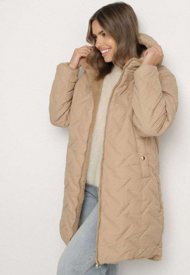 Born2be - Ciemnobeżowa Długa Kurtka Dwustronna z Pikowanymi Przeszyciami i Kapturem Olidia. Okazja: na spacer, na co dzień. Kolor: beżowy. Materiał: futro, poliester, jeans, dzianina. Długość: długie. Styl: elegancki, casual