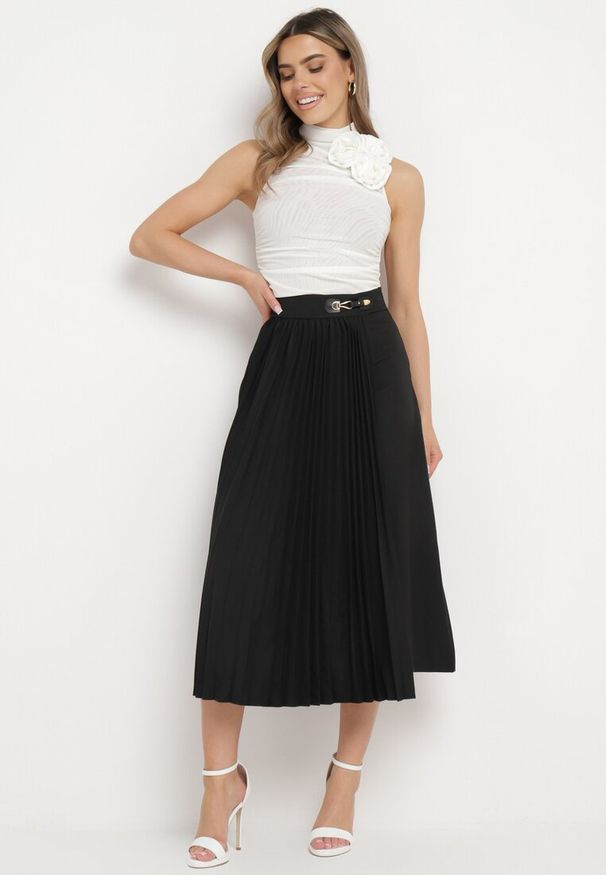 Born2be - Czarna Rozkloszowana Spódnica Midi Plisowana z Klamerką Faelannia. Kolor: czarny. Styl: elegancki