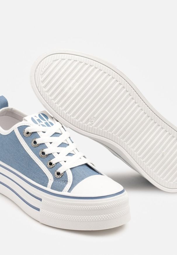 Renee - Jasnoniebieskie Trampki na Platformie Ozdobione Cyrkoniami Arenoria. Okazja: na co dzień. Kolor: niebieski. Materiał: jeans. Wzór: aplikacja. Obcas: na platformie. Styl: casual, elegancki, sportowy