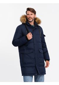 Ombre Clothing - Długa ciepła kurtka męska z kapturem typu parka – granatowa V1 OM-JALJ-0182 - XXL. Typ kołnierza: kaptur. Kolor: niebieski. Materiał: poliester, syntetyk, materiał, tkanina, futro. Długość: długie. Wzór: ze splotem, aplikacja, paski. Styl: elegancki #1