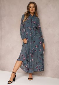 Renee - Granatowa Sukienka Plisowana w Kwiaty Emiranda. Okazja: na co dzień. Typ kołnierza: dekolt w serek. Kolor: niebieski. Wzór: kwiaty. Styl: casual #5