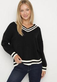 Born2be - Czarny Sweter z Domieszką Kaszmiru w Stylu Preppy Liendria. Okazja: na spotkanie biznesowe, do pracy, na co dzień. Kolor: czarny. Materiał: kaszmir. Wzór: aplikacja. Styl: biznesowy, klasyczny, casual
