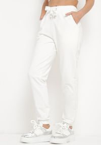 Born2be - Białe Spodnie Dresowe z Wyższym Stanem Ozdobnie Wiązane w Pasie Crisada. Okazja: na co dzień. Stan: podwyższony. Kolor: biały. Materiał: dresówka. Styl: casual, elegancki #5