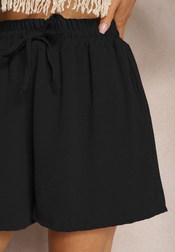 Renee - Czarne Szorty o Luźnym Kroju High Waist z Gumką w Talii Vimallora. Okazja: na imprezę. Stan: podwyższony. Kolor: czarny. Sezon: lato. Styl: elegancki