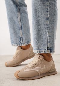 Born2be - Ciemnobeżowe Sneakersy Ozdobione Geometrycznym Motywem Sameen. Okazja: na co dzień, na spacer. Kolor: beżowy. Materiał: jeans. Wzór: aplikacja, geometria. Sport: turystyka piesza #1