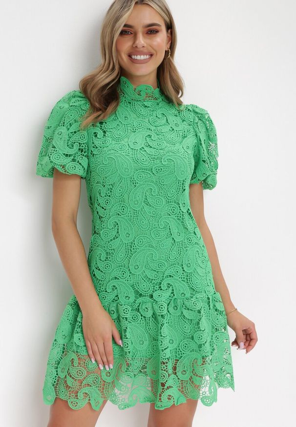 Born2be - Zielona Koronowa Sukienka ze Stójką i Bufiastym Rękawem Suminori. Typ kołnierza: kołnierzyk stójkowy. Kolor: zielony. Materiał: koronka. Długość: mini