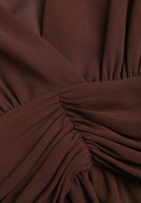 Born2be - Brązowa Romantyczna Sukienka Koktajlowa z Falbanami i Marszczeniem w Pasie Aranilla. Typ kołnierza: kołnierz z falbankami. Kolor: brązowy. Materiał: tkanina, materiał. Wzór: gładki, aplikacja. Typ sukienki: rozkloszowane. Styl: wizytowy #7