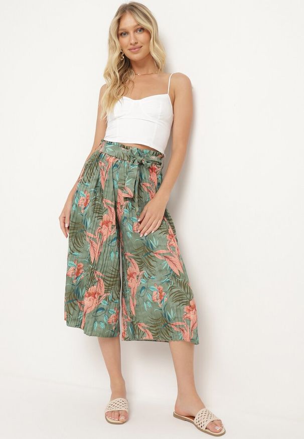 Born2be - Zielono-Różowe Szerokie Spodnie z Wysokim Stanem z Gumką i Materiałowym Paskiem w Talii Asrefia. Okazja: na co dzień. Stan: podwyższony. Kolor: zielony. Materiał: materiał. Sezon: lato. Styl: casual