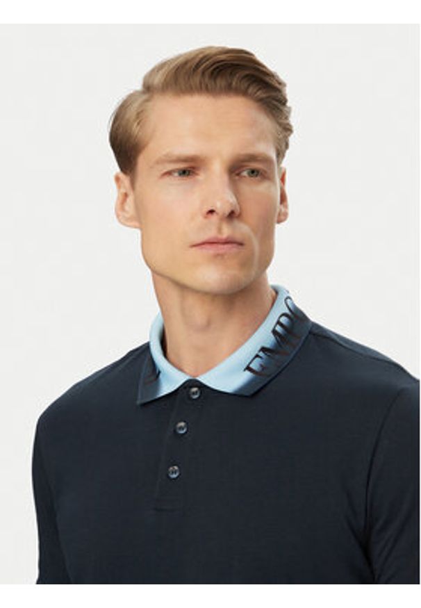 Emporio Armani Polo EM000571 AF20432 UB102 Granatowy Regular Fit. Typ kołnierza: polo. Kolor: niebieski. Materiał: bawełna