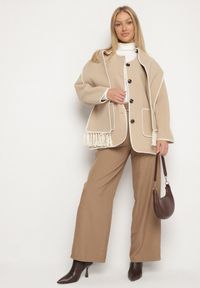 Born2be - Beżowa Pudełkowa Kurtka z Ozdobnymi Przeszyciami i Szalikiem Salenalia. Okazja: na co dzień. Kolor: beżowy. Materiał: jeans. Styl: elegancki, casual
