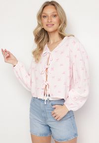 Born2be - Różowa Koszulowa Bluzka z Bawełny z Długim Rękawem i Ozdobnymi Wiązaniami Lioraine. Okazja: na co dzień. Typ kołnierza: dekolt w serek. Kolor: różowy. Materiał: bawełna. Długość rękawa: długi rękaw. Długość: długie. Styl: elegancki, casual