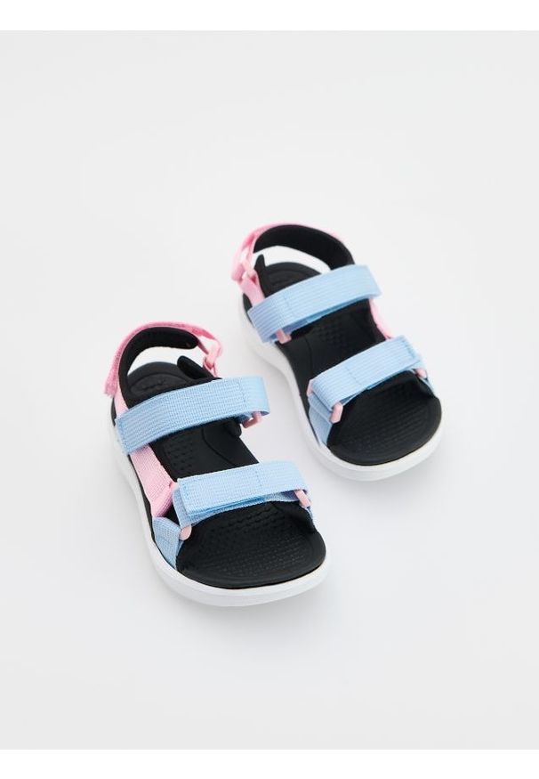 Reserved - Lekkie sandały na rzep - wielobarwny. Zapięcie: rzepy. Materiał: materiał