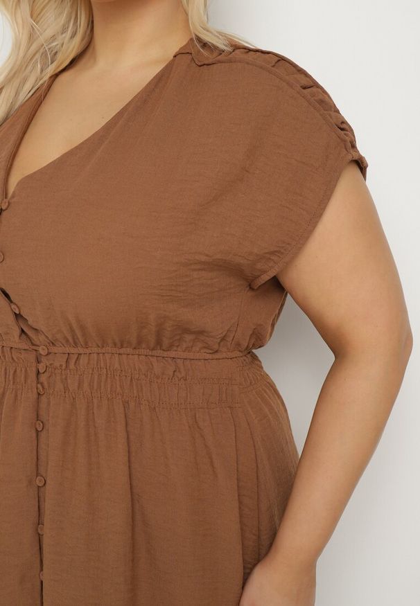 Born2be - Brązowa Lniana Sukienka o Rozkloszowanym Kroju z Gumką w Talii Ageronna. Okazja: na co dzień. Typ kołnierza: dekolt w kształcie V. Kolor: brązowy. Materiał: len. Długość rękawa: krótki rękaw. Sezon: lato. Typ sukienki: rozkloszowane. Styl: casual, klasyczny, elegancki