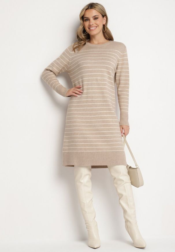 Born2be - Beżowa Sukienka w Paski z Dzianiny z Wiskozą o Prostym Kroju ze Ściągaczami Delirae. Okazja: na co dzień, do pracy, na spotkanie biznesowe. Kolor: beżowy. Materiał: wiskoza, dzianina. Wzór: paski. Typ sukienki: proste. Styl: biznesowy, klasyczny, casual, elegancki