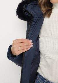 Born2be - Granatowa Taliowana Kurtka Pikowana z Kapturem z Futrem Nalaseva. Okazja: na co dzień. Typ kołnierza: kaptur. Kolor: niebieski. Materiał: futro. Sezon: zima. Styl: casual, elegancki #2