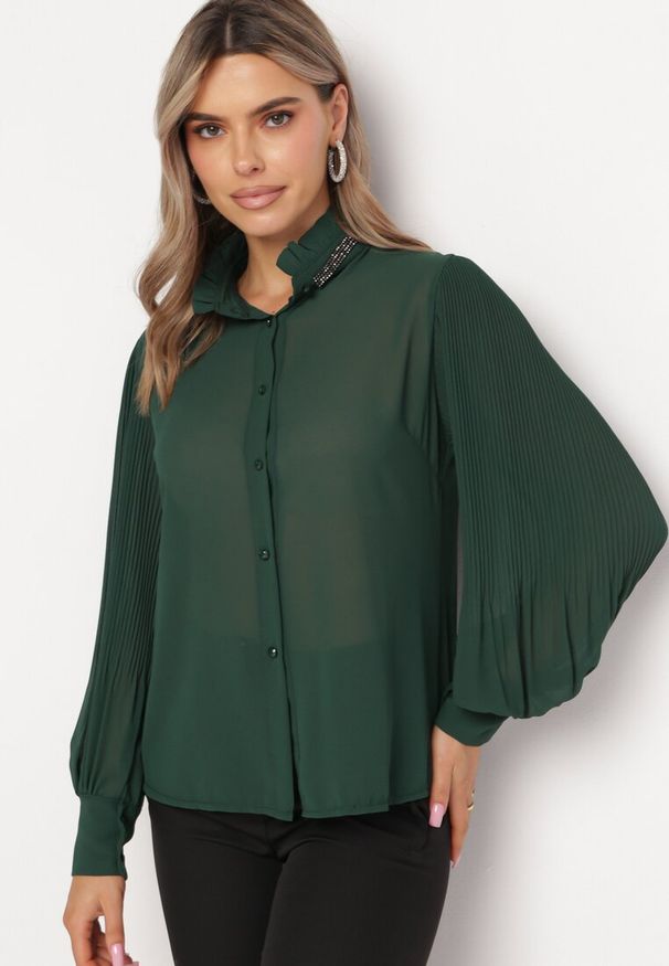 Born2be - Ciemnozielona Koszula z Luźnym i Plisowanym Rękawem Peolla. Typ kołnierza: kołnierzyk stójkowy. Kolor: zielony