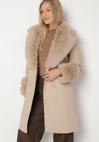 Born2be - Beżowy Elegancki Płaszcz o Dwurzędowym Kroju z Futerkiem Landrie. Okazja: na co dzień. Kolor: beżowy. Materiał: futro. Styl: elegancki