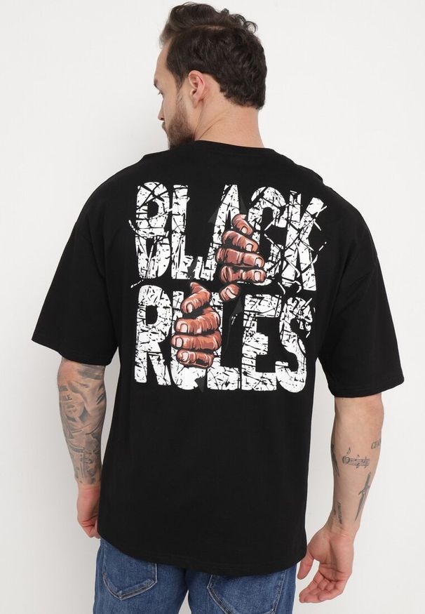 Born2be - Czarna Bawełniana Koszulka T-shirt z Nadrukiem po Obu Stronach Daven. Kolor: czarny. Materiał: bawełna. Długość rękawa: krótki rękaw. Długość: krótkie. Wzór: nadruk