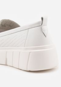 Born2be - Białe Skórzane Mokasyny na Grubej Podeszwie Zdobione Perforacją i Łańcuszkiem Ariuk. Okazja: do pracy, na co dzień. Kolor: biały. Materiał: skóra. Wzór: aplikacja. Styl: elegancki, casual #2