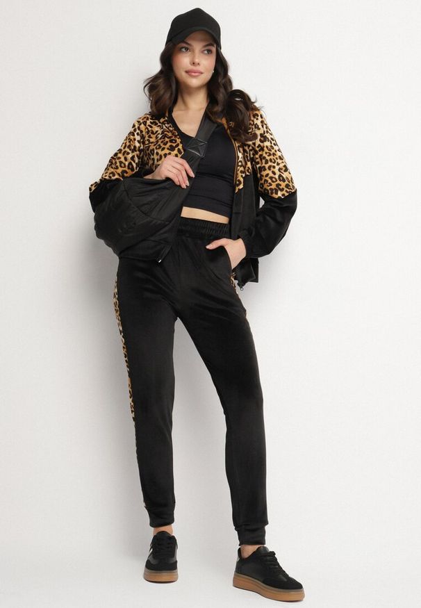 Born2be - Czarny Welurowy Komplet Dresowy ze Zdobieniami w Panterkę Bluza i Spodnie Koriaressa. Kolor: czarny. Materiał: dresówka, welur. Wzór: aplikacja, motyw zwierzęcy. Sport: turystyka piesza