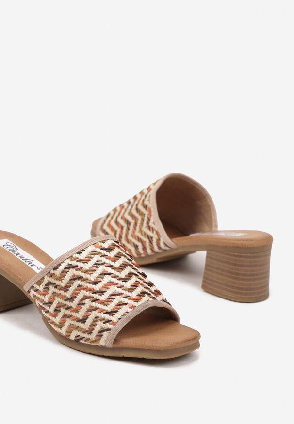 Born2be - Ciemnobeżowe Klapki na Obcasie Ozdobione Geometrycznym Motywem Galreis. Okazja: na co dzień. Kolor: beżowy. Materiał: jeans. Wzór: aplikacja, geometria. Obcas: na obcasie. Styl: casual, elegancki. Wysokość obcasa: średni