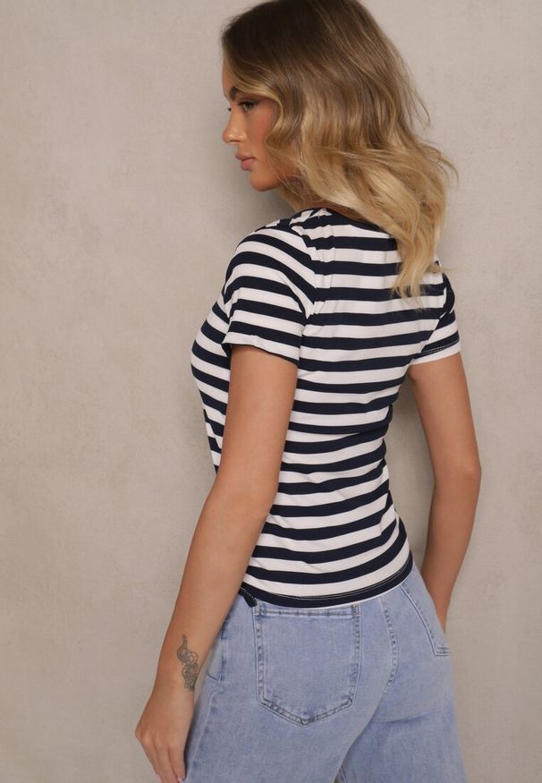 Renee - Granatowo-Biały T-shirt z Prążkowanego Materiału Ozdobiony Troczkiem Evelreti. Okazja: na co dzień. Kolor: niebieski. Materiał: materiał, prążkowany. Wzór: aplikacja. Styl: casual