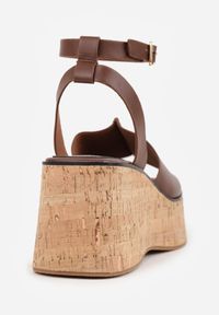 Born2be - Ciemnobrązowe Sandały VICES na Koturnie z Imitacji Korka z Paskiem wokół Kostki Kelania. Okazja: na co dzień. Zapięcie: pasek. Kolor: brązowy. Obcas: na koturnie. Styl: casual, elegancki #7