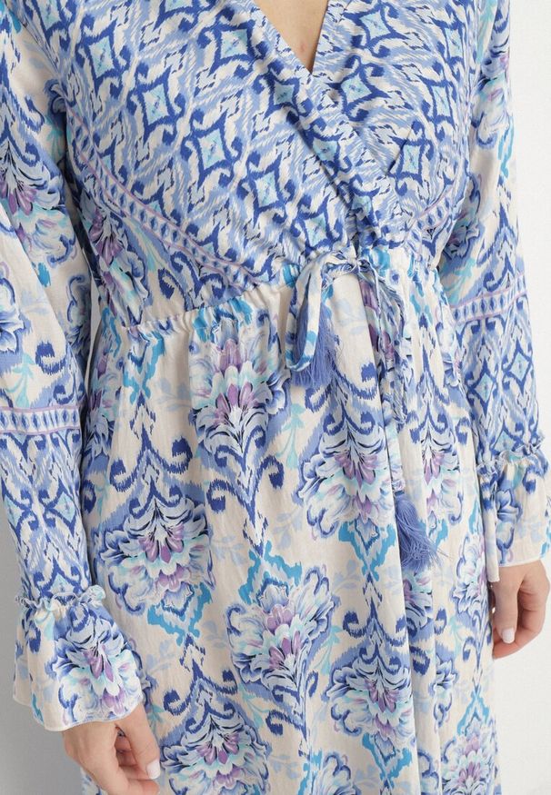 Born2be - Niebieska Rozkloszowana Sukienka z Wiskozą z Falbankami i Etnicznym Wzorem Koririane. Okazja: na spacer. Typ kołnierza: kołnierz z falbankami. Kolor: niebieski. Materiał: wiskoza. Długość rękawa: długi rękaw. Wzór: aplikacja