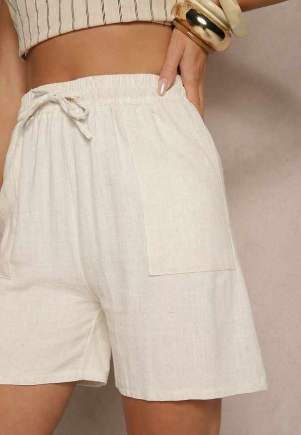 Renee - Beżowe Wiskozowe Szorty Bermudy High Waist z Lnem Dorotella. Okazja: na co dzień, na spacer. Stan: podwyższony. Kolor: beżowy. Materiał: len, wiskoza. Styl: elegancki, casual
