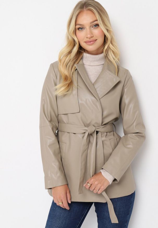 Born2be - Beżowy Dwurzędowy Płaszcz z Imitacji Skóry Kurtka Wiązana w Talii Lepari. Okazja: na co dzień. Kolor: beżowy. Materiał: skóra. Wzór: aplikacja. Sezon: wiosna, jesień. Styl: casual, elegancki, klasyczny