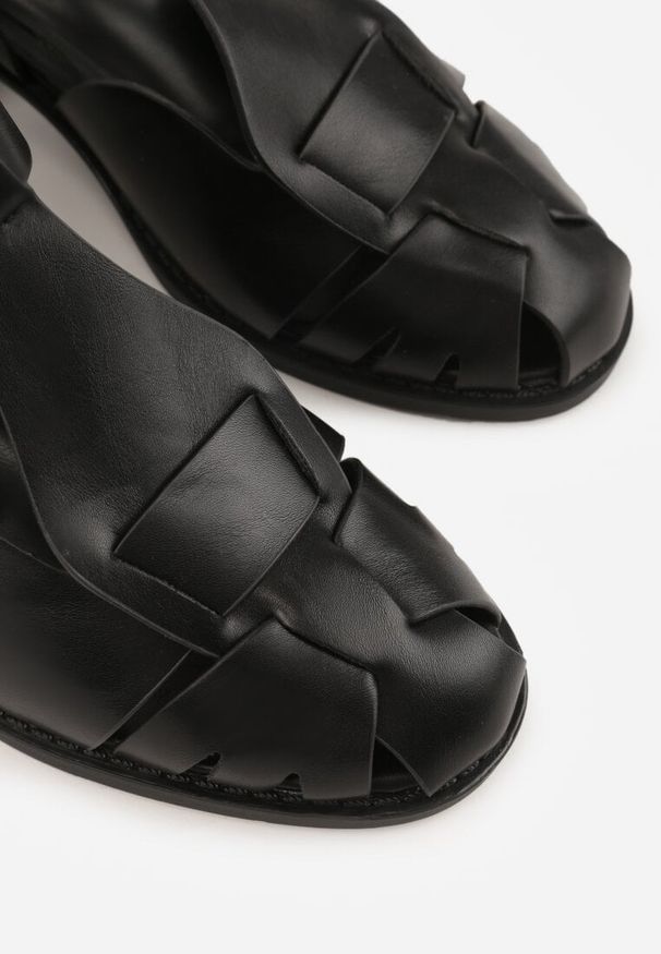 Renee - Czarne Sandały na Słupku Ozdobione Wycięciami Rharlan. Zapięcie: sprzączka. Kolor: czarny. Wzór: aplikacja. Sezon: lato. Obcas: na słupku. Styl: elegancki. Wysokość obcasa: średni