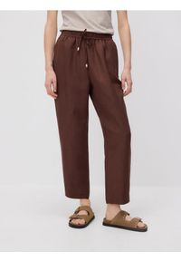 Reserved - Spodnie jogger z lnem - brązowy. Kolor: brązowy. Materiał: len
