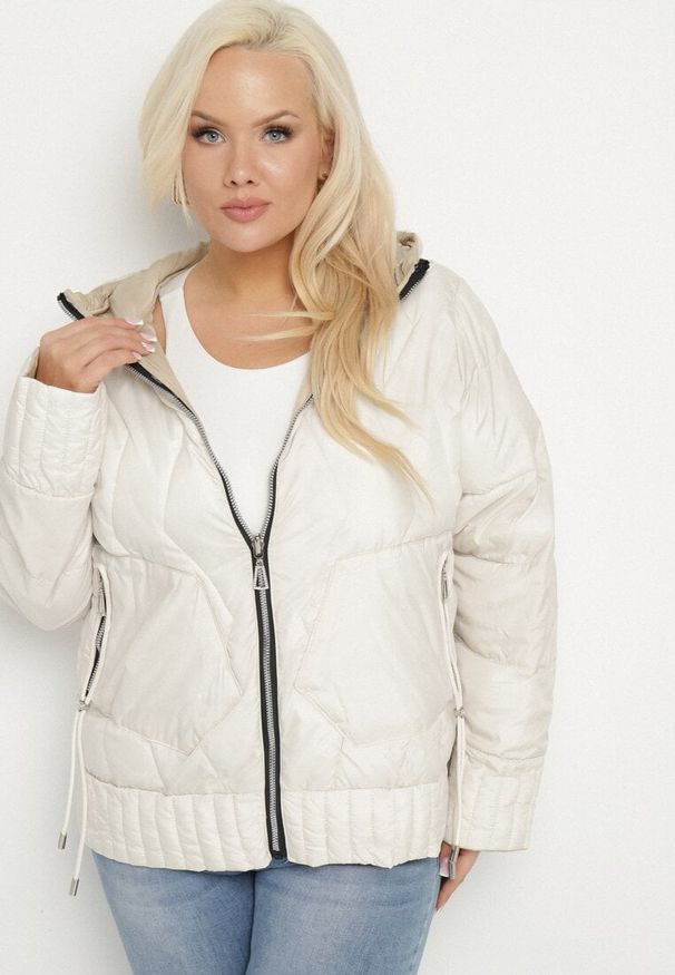 Born2be - Biała Kurtka Dwustronna z Kapturem i Ozdobnym Pikowaniem Helritis. Okazja: na co dzień. Typ kołnierza: kaptur. Kolekcja: plus size. Kolor: biały. Materiał: jeans. Długość rękawa: długi rękaw. Długość: długie. Styl: casual, elegancki