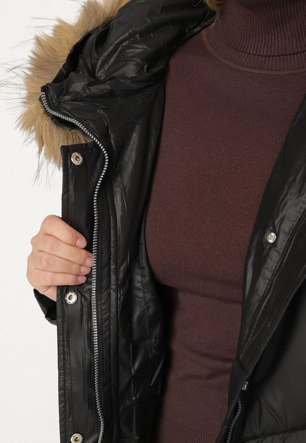 Born2be - Czarna Kurtka z Pikowanymi Przeszyciami i Kapturem z Futerkiem Anavite. Okazja: na spacer, na co dzień. Kolekcja: plus size. Kolor: czarny. Materiał: futro. Styl: casual