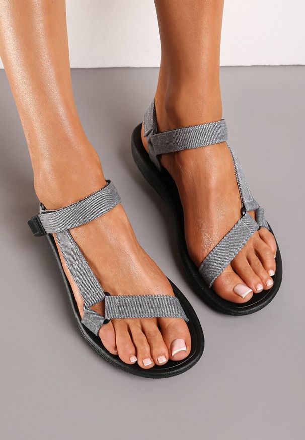 Renee - Szare Sandały Naerothee. Zapięcie: rzepy. Kolor: szary. Materiał: denim, jeans. Wzór: paski