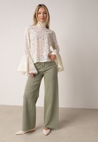 Born2be - Beżowa Wiskozowa Bluzka z Koronki z Bawełną Kokardą i Rozszerzanymi Rękawami Andrice. Okazja: na randkę. Typ kołnierza: kokarda. Kolor: beżowy. Materiał: wiskoza, bawełna, koronka. Wzór: koronka. Styl: klasyczny #4