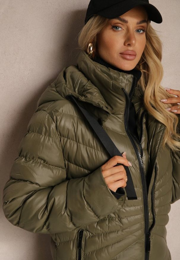 Renee - Ciemnozielona Zimowa Kurtka z Ukośnym Pikowaniem i Nieodpinanym Kapturem Siaritha. Okazja: na co dzień, na spacer. Kolor: zielony. Materiał: jeans. Sezon: zima. Styl: elegancki, casual
