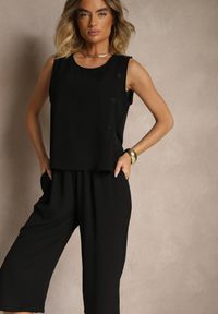 Renee - Czarny Komplet Spodnie 3/4 Luźne i Koszulka bez Rękawów Ozdobiona Guzikami Ravione. Kolor: czarny. Materiał: materiał. Wzór: aplikacja