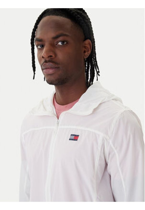 Tommy Jeans Kurtka przejściowa DM0DM23112 Biały Regular Fit. Kolor: biały. Materiał: syntetyk