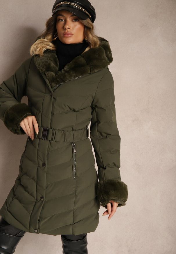 Renee - Ciemnozielona Kurtka z Pikowanymi Przeszyciami Mocno Ocieplana z Paskiem i Odpinanym Futerkiem Hedista. Okazja: na co dzień. Kolor: zielony. Materiał: futro. Styl: casual, elegancki