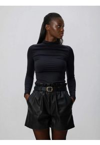 Reserved - Szorty z imitacji skóry z paskiem - czarny. Kolor: czarny. Materiał: skóra