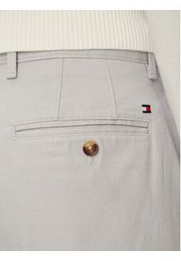 TOMMY HILFIGER - Tommy Hilfiger Chinosy Denton MW0MW43151 Szary jasny Regular Fit. Kolor: szary. Materiał: bawełna #4